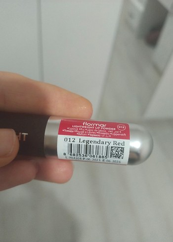 Flormar LIGHTWEIGHT LIP POWDER 012 Legendary Red Rengi - Görsel 2