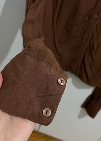 Düğmeli V Yaka Koyu Kahverengi Kadın Gömlek - Görsel 2
