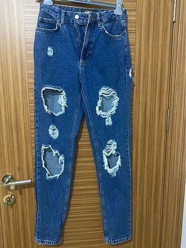 Yırtık kot pantolon