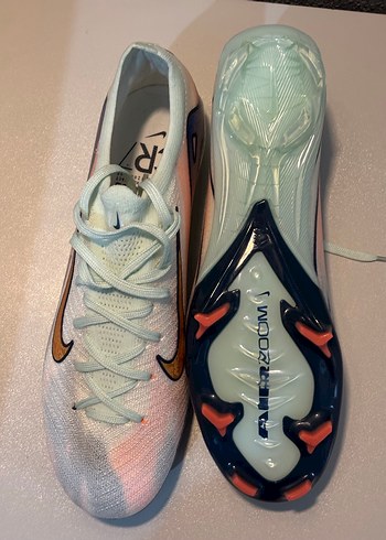 44 Beden Nike Krampon Dar kalıptır.