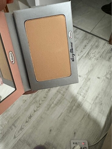 Beden The Balm Sexy Mama Pudra