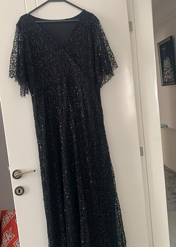 Siyah V Yaka Uzun Dökümlü Gotik Abiye Elbise