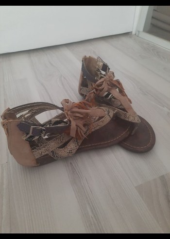 MUDO Deri Toka Detaylı Yılan Desenli  Sandalet - Görsel 7