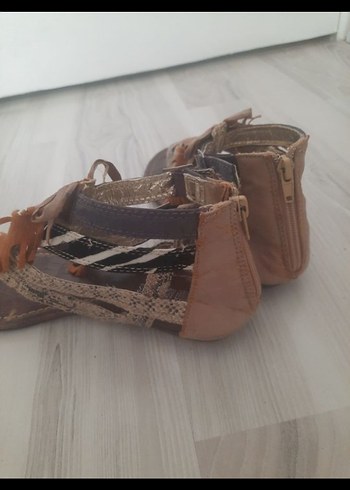 MUDO Deri Toka Detaylı Yılan Desenli  Sandalet - Görsel 4