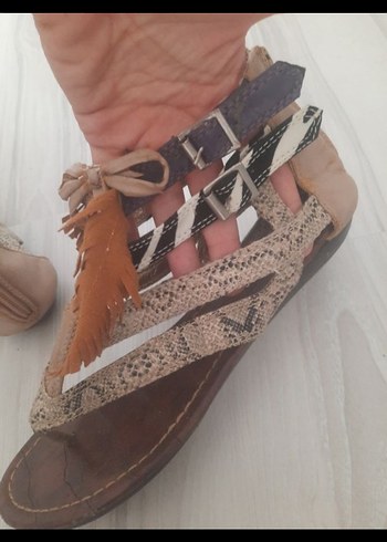 MUDO Deri Toka Detaylı Yılan Desenli  Sandalet - Görsel 6