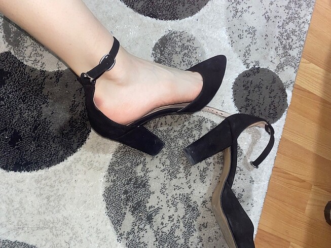 Siyah tek bant topuklu ayakkabı