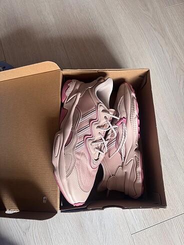 Sıfır kutusunda Adidas ozweegoo