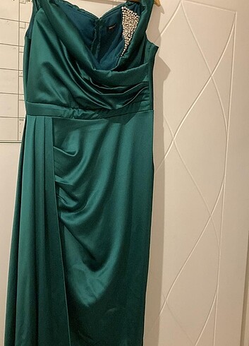 Madonna yaka taşlı saten abiye