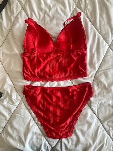 Kırmızı iç çamaşırı - Görsel 2