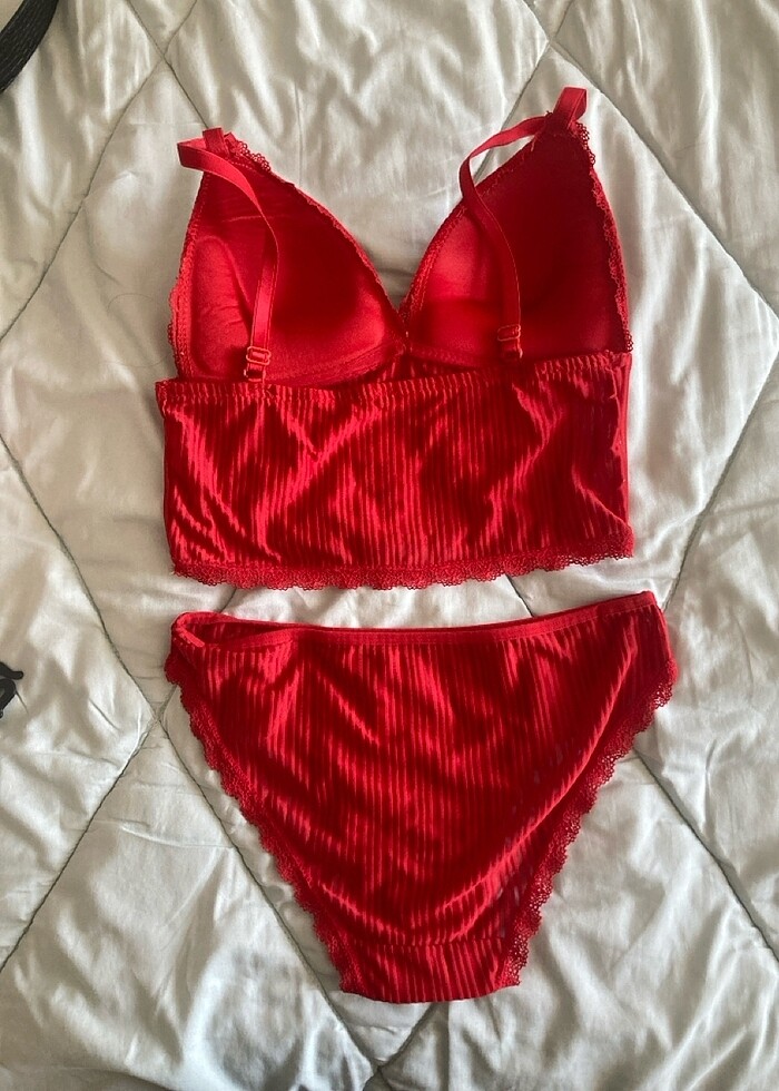 Kırmızı iç çamaşırı - Görsel 2