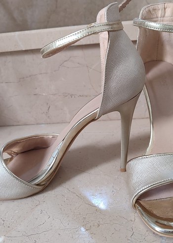 Diğer Altın Renkli Tokalı Stiletto Topuklu Ayakkabı