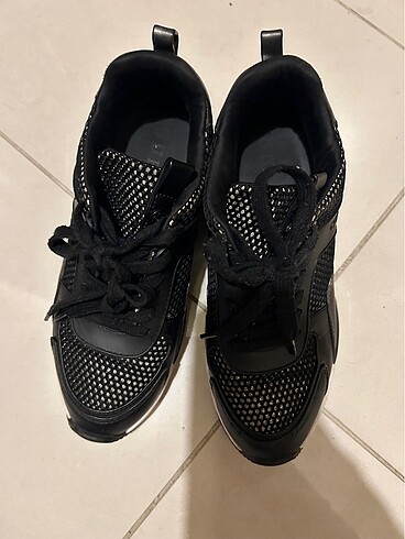 37 Beden siyah Renk GUESS spor ayakkabı