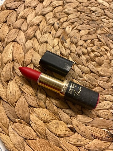 Beden Loreal Paris Freida 's Pure Red