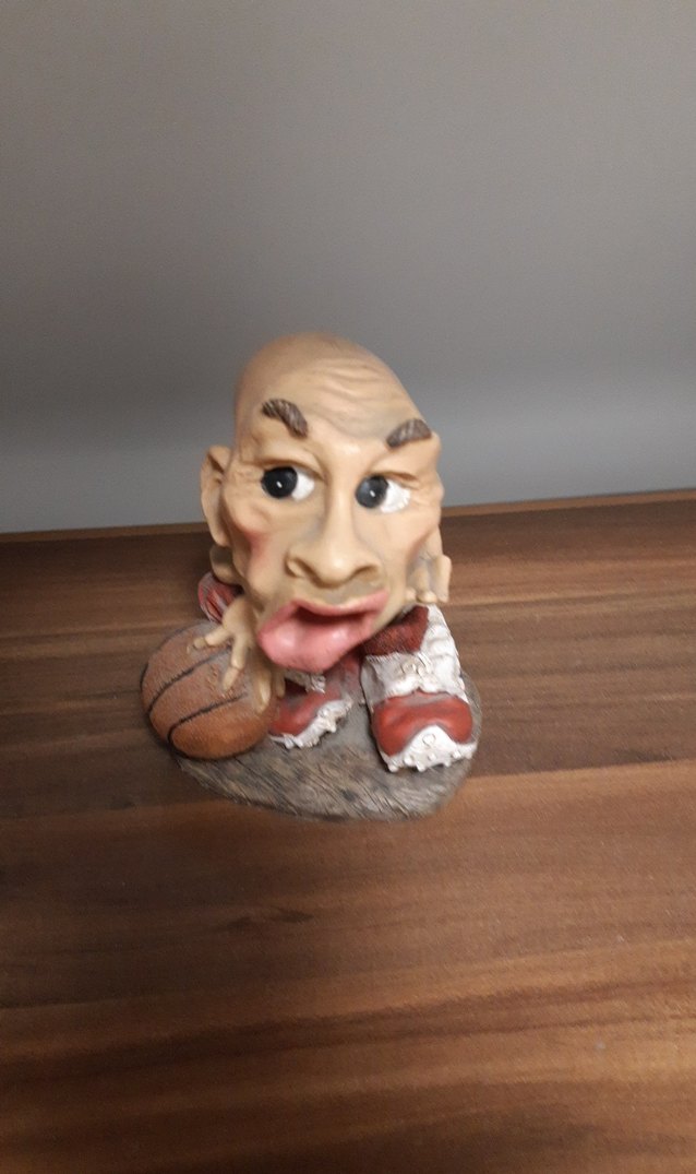 Basketbol Topu ve Ayakkabılı Figürin - Görsel 2