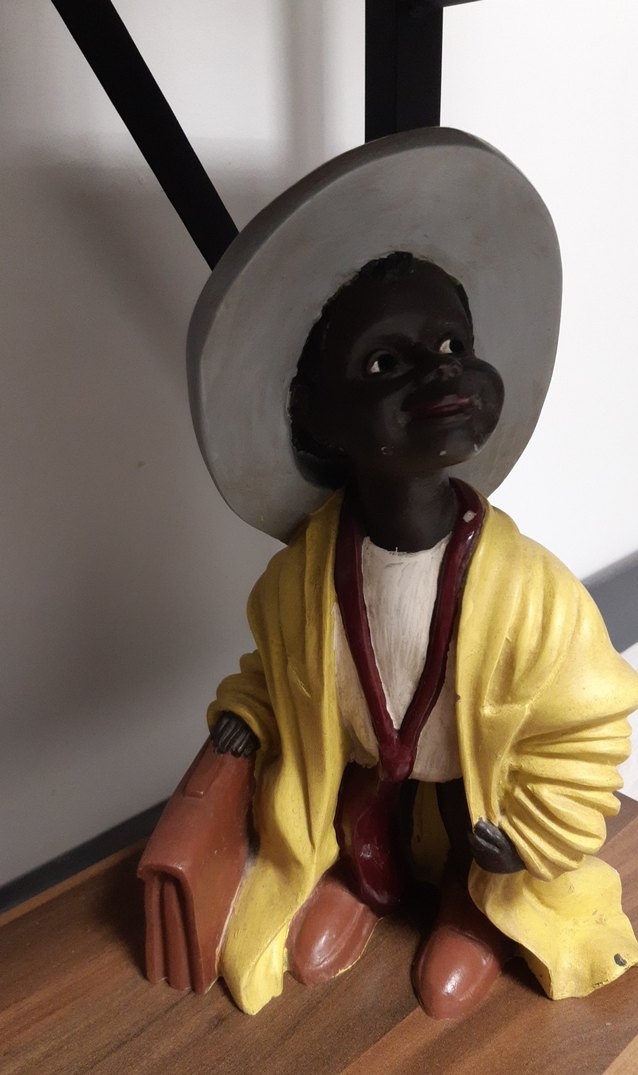 Sarı Ceketli Koyu Tenli Biblo - Görsel 2