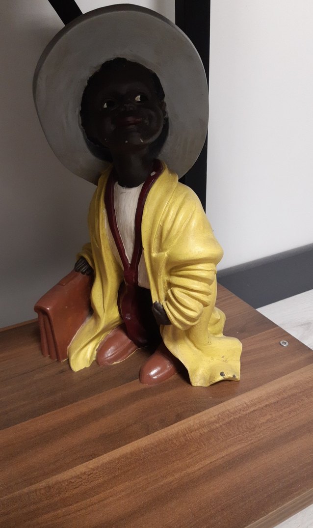 Sarı Ceketli Koyu Tenli Biblo - Görsel 3