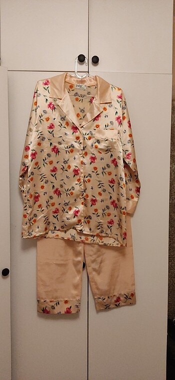 Çiçekli saten pijama takımı 