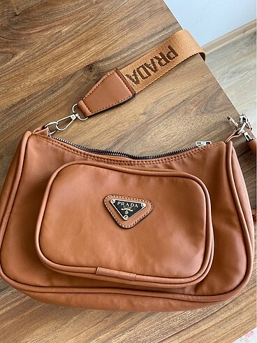 Prada kol çantası
