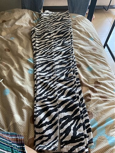 Zebra yırtmaçlı pantolon