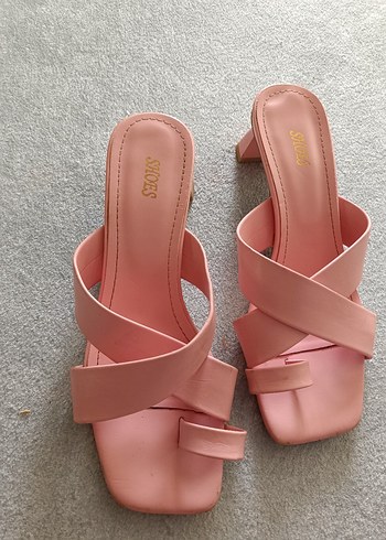 Pembe Topuklu Kadın Terlik