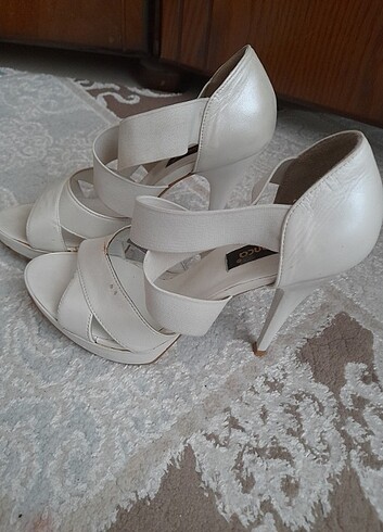 Beyaz ince topuklu ayakkabı 
