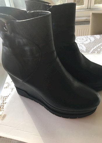 Siyah Deri Kadın Dolgu Topuklu Bot - Görsel 2