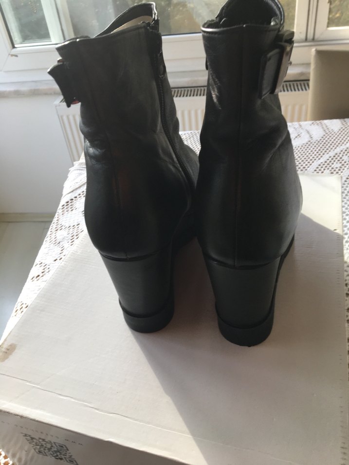 Siyah Deri Kadın Dolgu Topuklu Bot - Görsel 4
