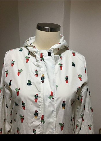 Düğmeli Baskılı Beyaz Kadın Yağmurluk - Görsel 4