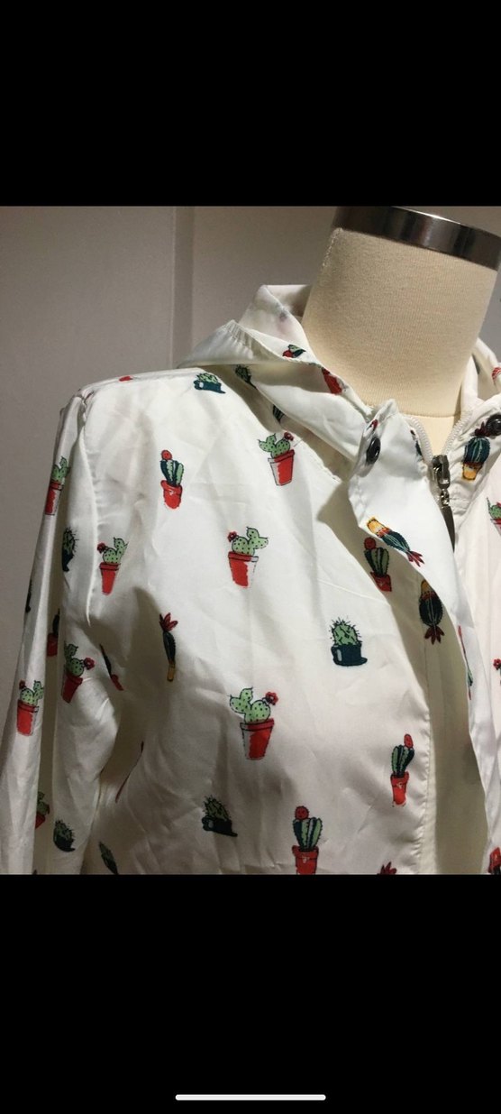 Düğmeli Baskılı Beyaz Kadın Yağmurluk - Görsel 2