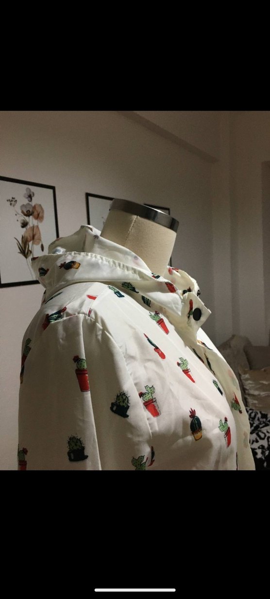 Düğmeli Baskılı Beyaz Kadın Yağmurluk - Görsel 3