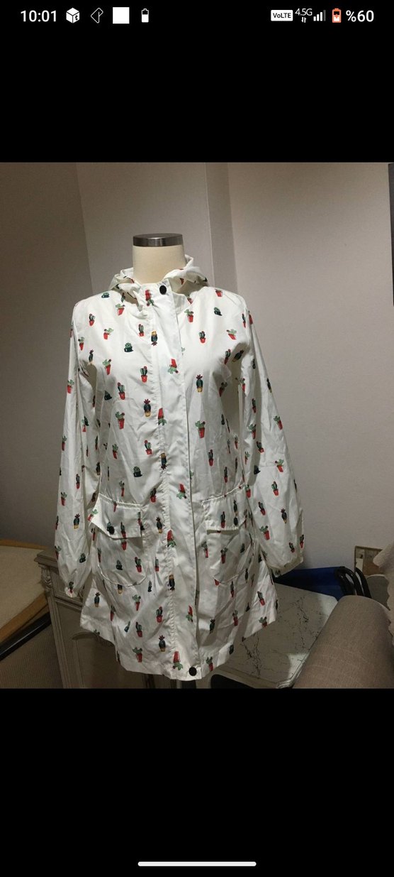 Düğmeli Baskılı Beyaz Kadın Yağmurluk - Görsel 5