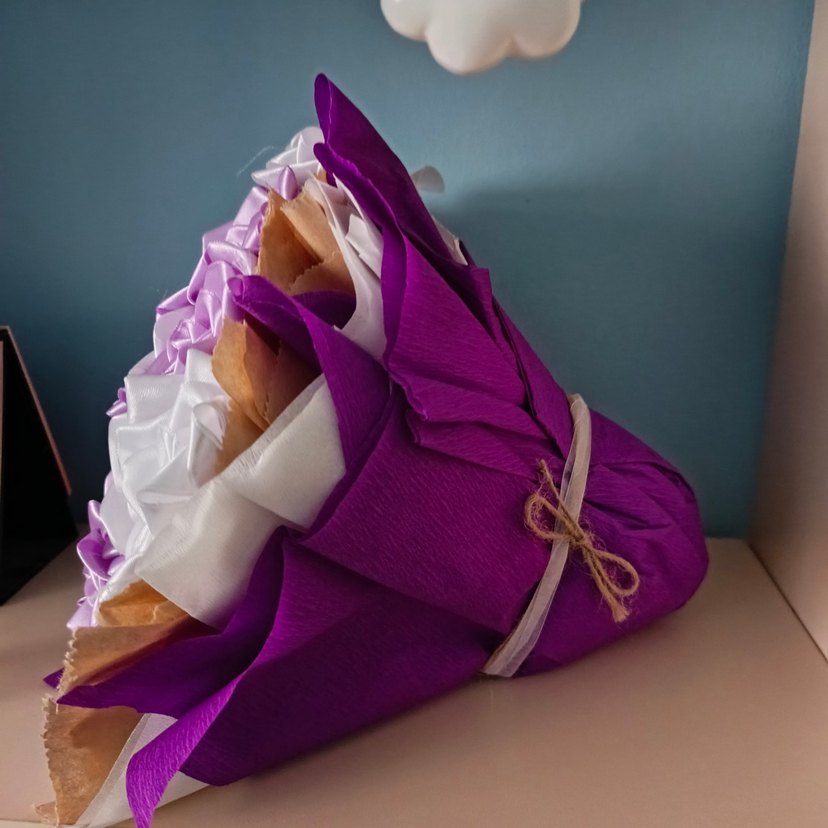 El Yapımı Mor ve Beyaz Saten Gül Buketi - Görsel 3