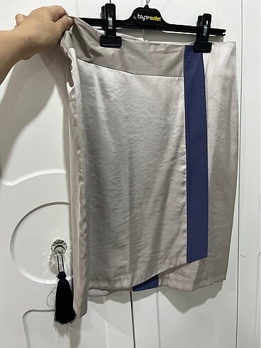 Mehtap Elaidi özel tasarım saten etek - Görsel 4