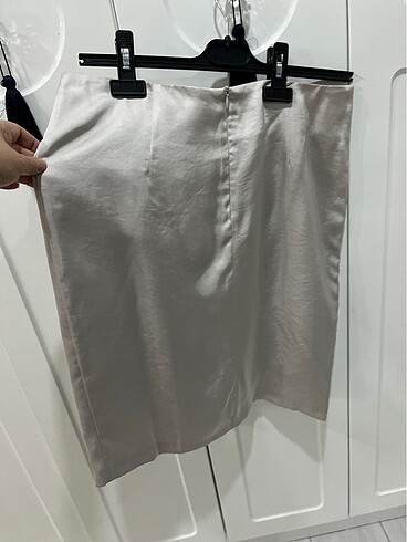 Mehtap Elaidi özel tasarım saten etek - Görsel 7