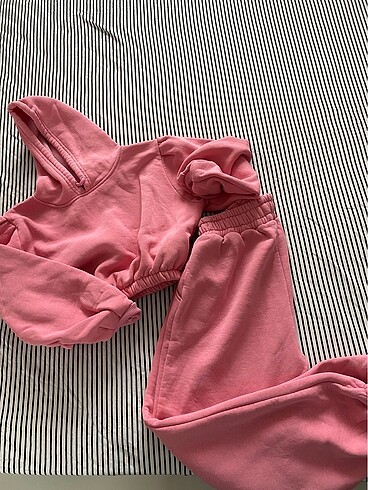 Pembe eşofman takımı