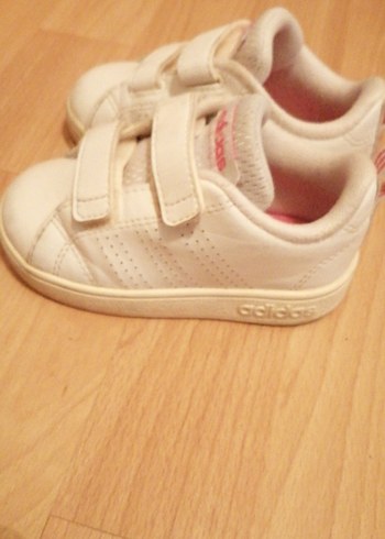 UK 5 numara 
Adidas Kız Çocuk Beyaz Adidas Spor Ayakkabı - Görsel 2