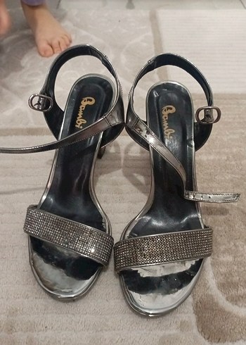 Gri Parlak Stiletto Kadın Ayakkabı