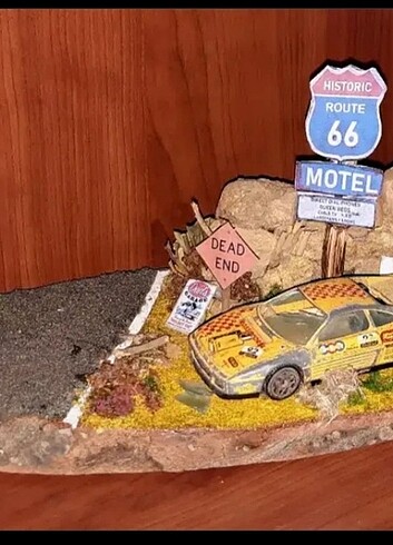 Diorama ahsap kutuk uzerine hurda Ferrari maketi