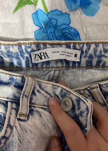 Mavi Bağlama Desenli Yırtık Salaş Kadın Jean - Görsel 3