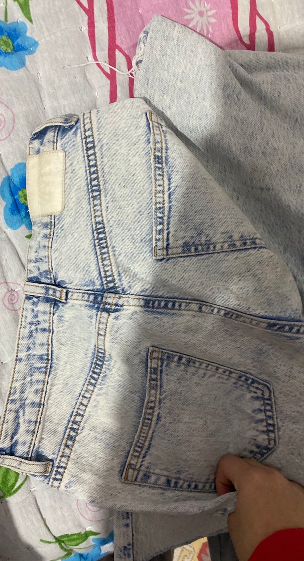 Mavi Bağlama Desenli Yırtık Salaş Kadın Jean - Görsel 4