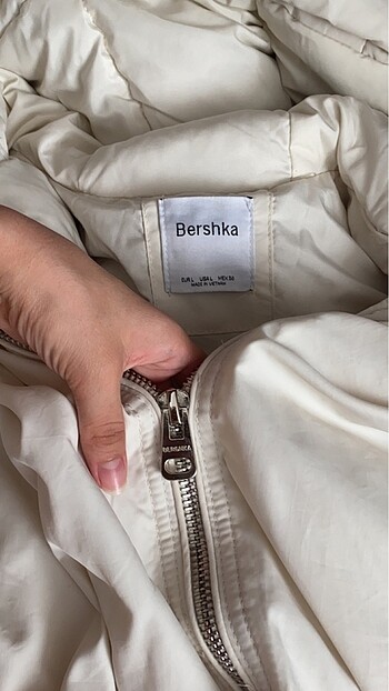 l Beden beyaz Renk bershka mont