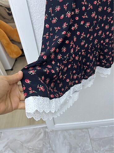 Bershka Siyah üstünde kırmızı çiçekleri var tam kalıp