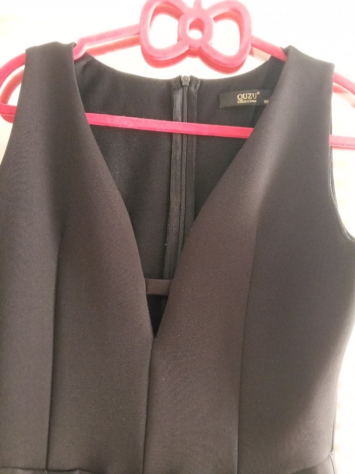 V Yaka Pliseli Siyah Midi Elbise - Görsel 3