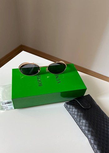 Bottega Veneta Altın Çerçeveli Koyu Lensli Kadın Güneş Gözlüğü