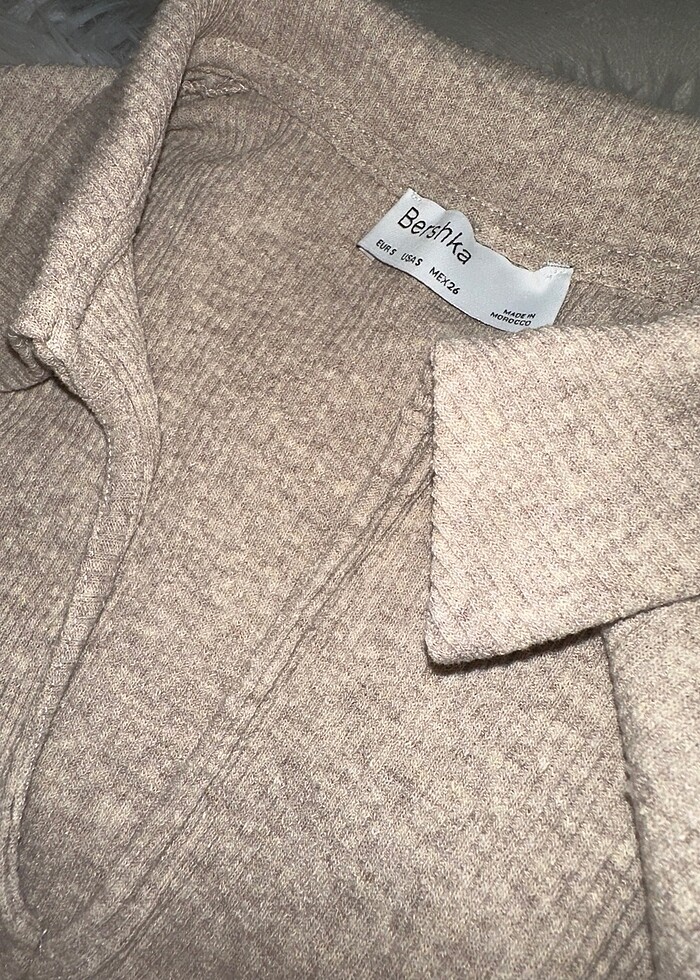 BERSHKA ÖNÜ BÜZGÜLÜ CROP ÜST - Görsel 3