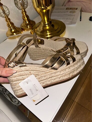 37 Beden H&M GOLD HASIR DOLGU TOPUK SANDALET