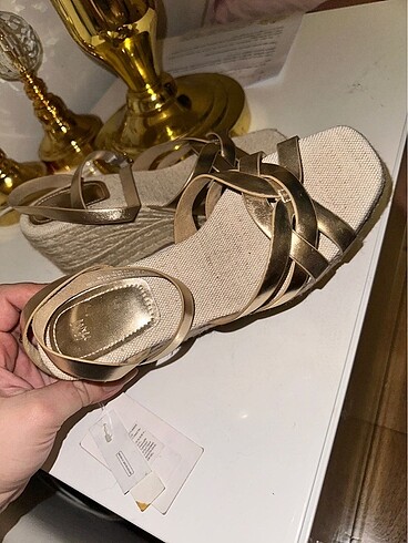 37 Beden altın Renk H&M GOLD HASIR DOLGU TOPUK SANDALET