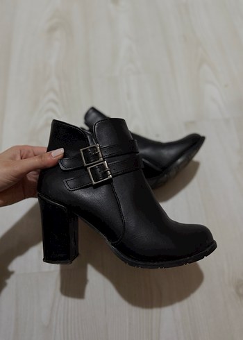 Siyah Deri Tokalı Kadın Bot - Görsel 3