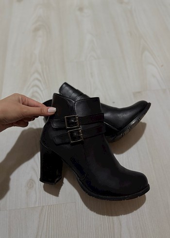 Siyah Deri Tokalı Kadın Bot - Görsel 2