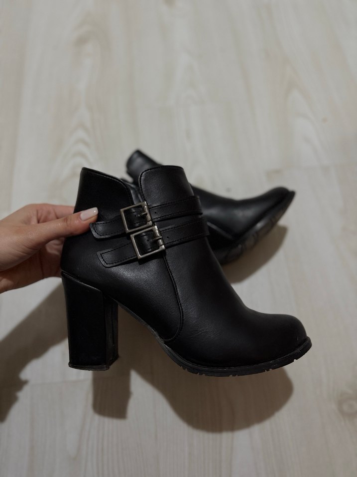 Siyah Deri Tokalı Kadın Bot - Görsel 3